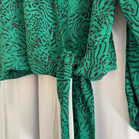 Silk Green Animal Print Wrap Blouse Tie Waist V Neck Women’s Small - Picture 4 of 11